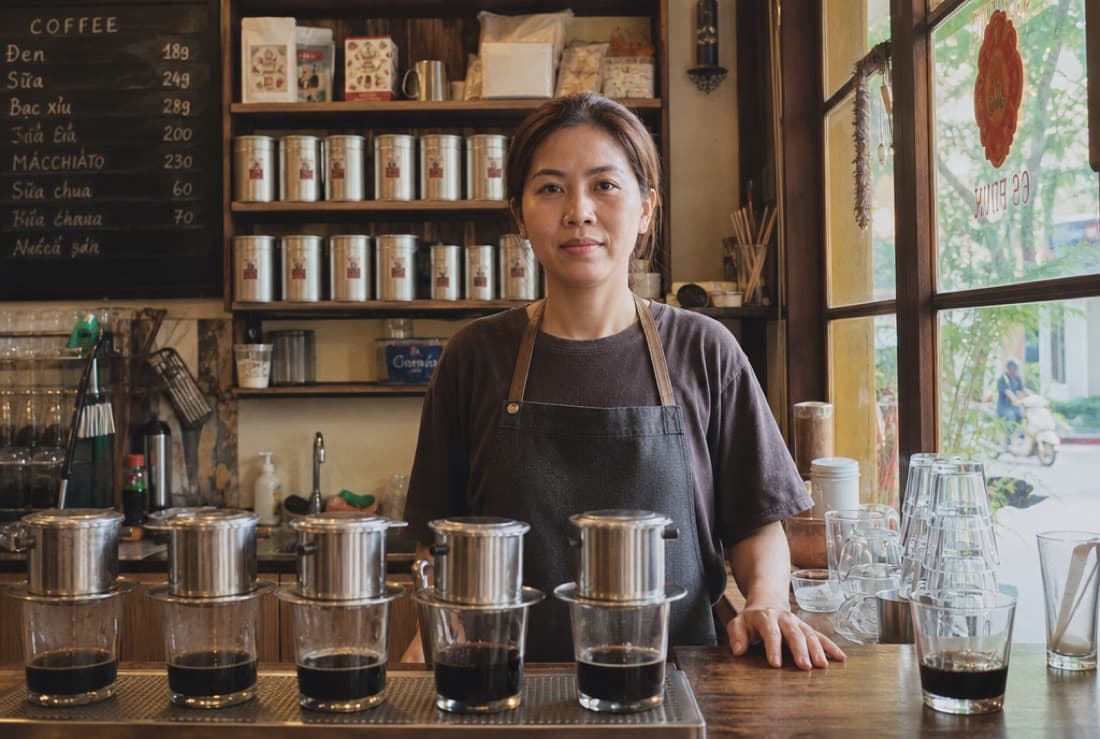 Chị Ngọc at Cà Phê Lá